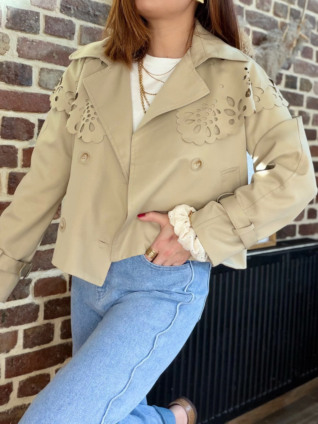 Trench court à détails