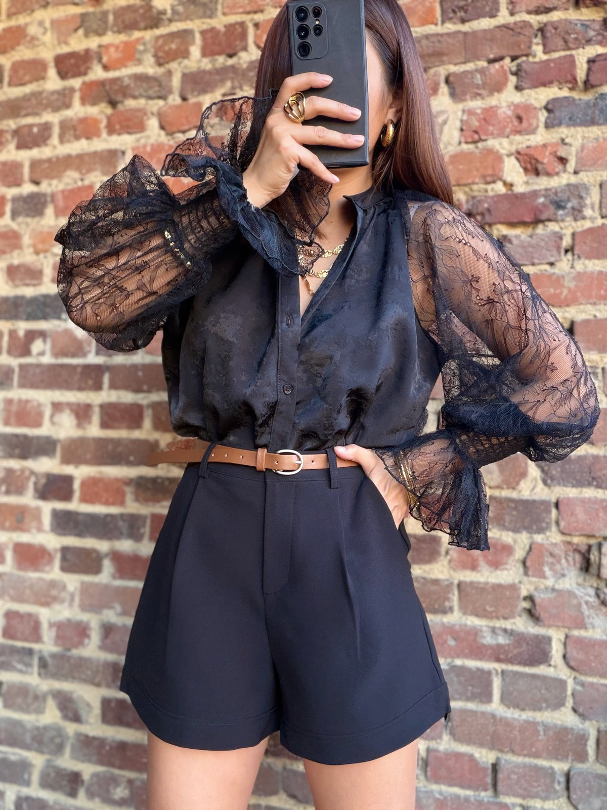 Blouse noire  à manches en dentelle