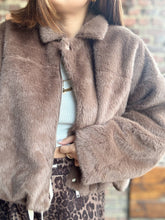 Charger l&#39;image dans la galerie, Manteau ballon en fausse fourrure
