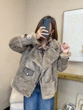 Manteau avec détails en fourrure