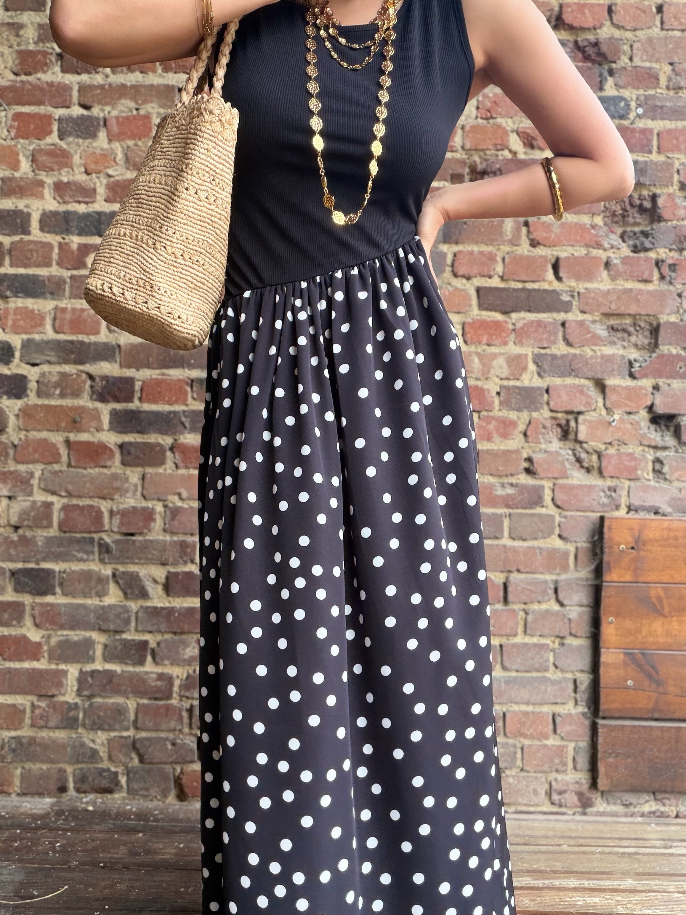 Robe à pois noire