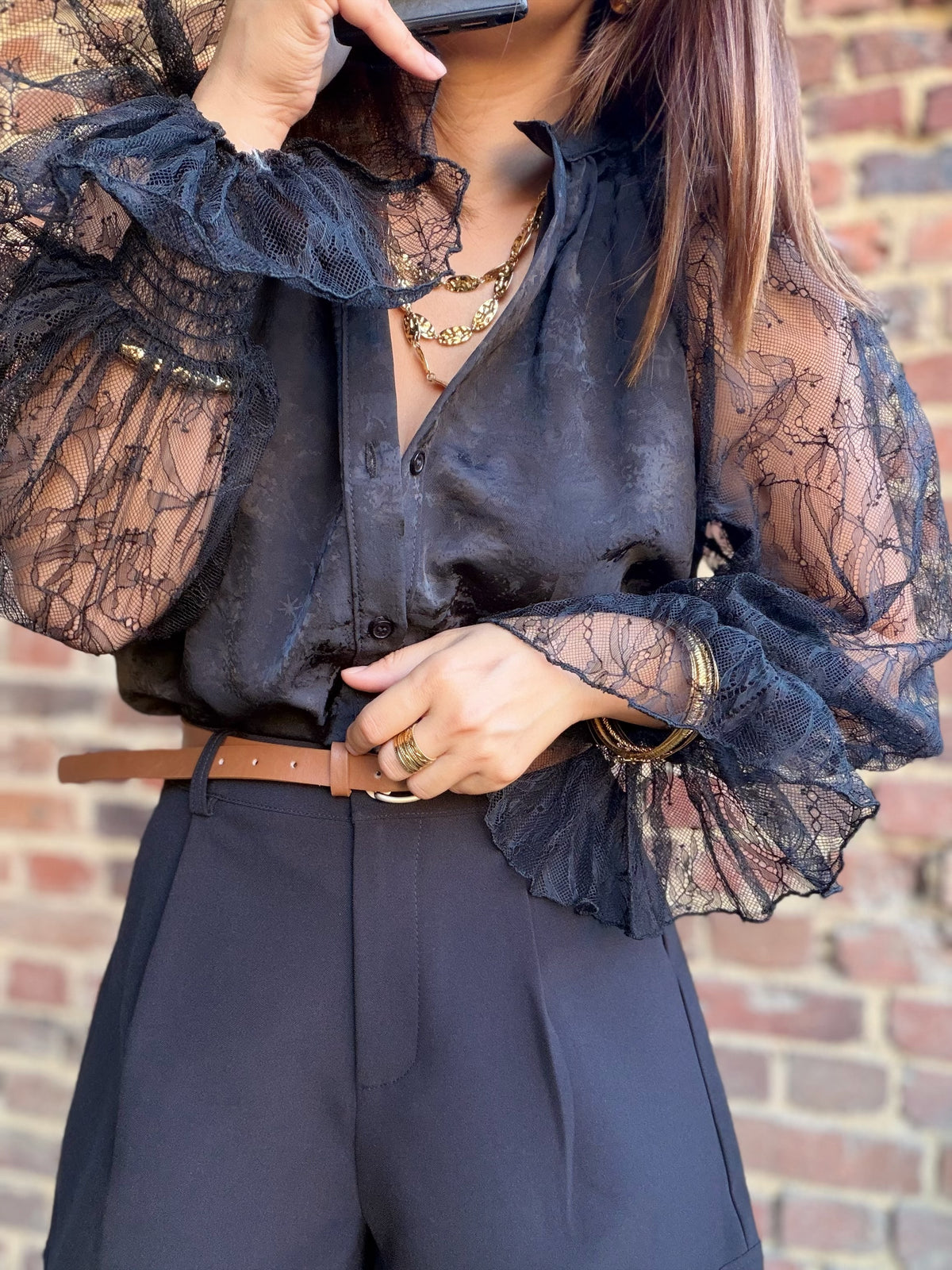 Blouse noire  à manches en dentelle