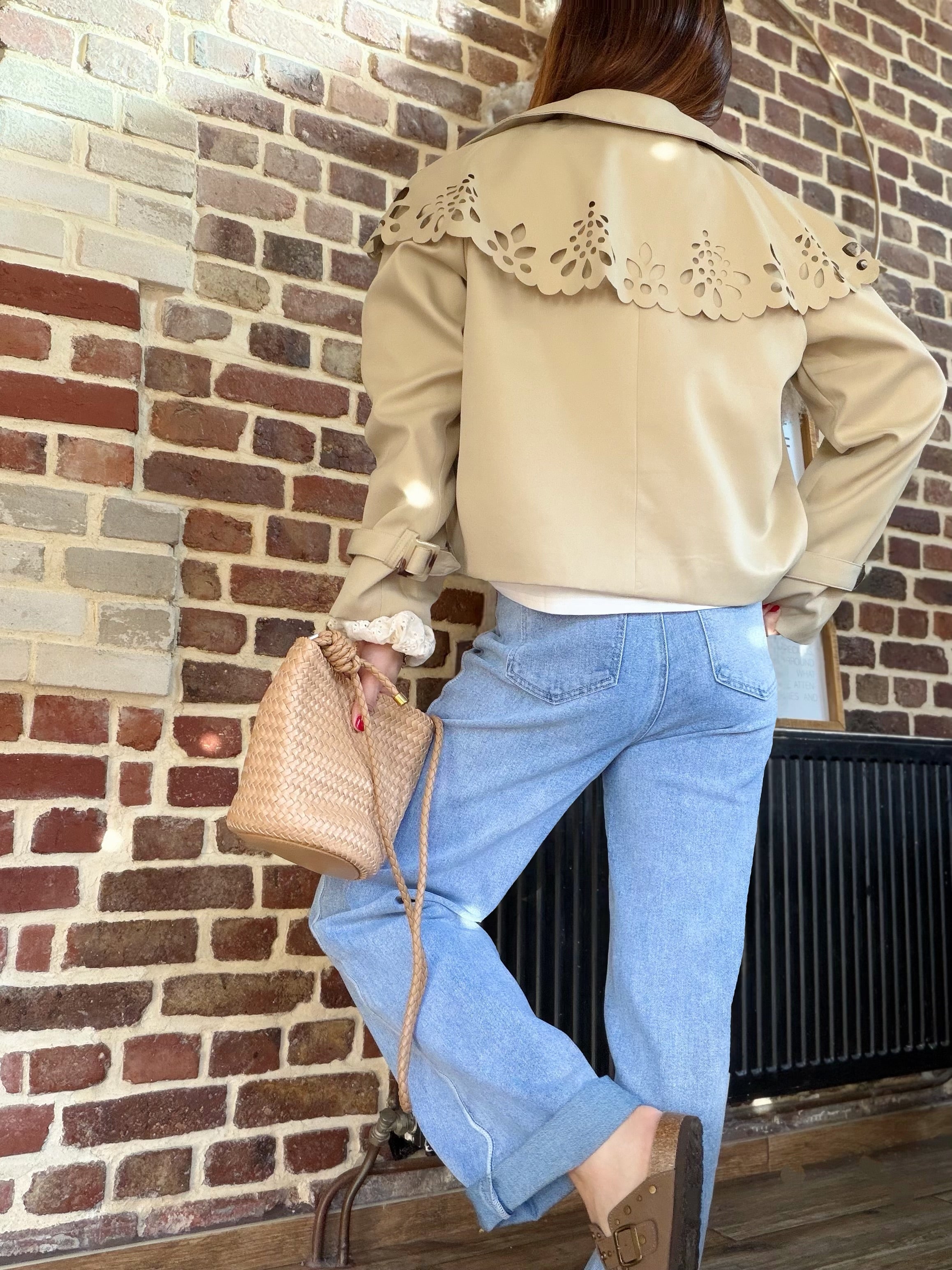 Trench court à détails