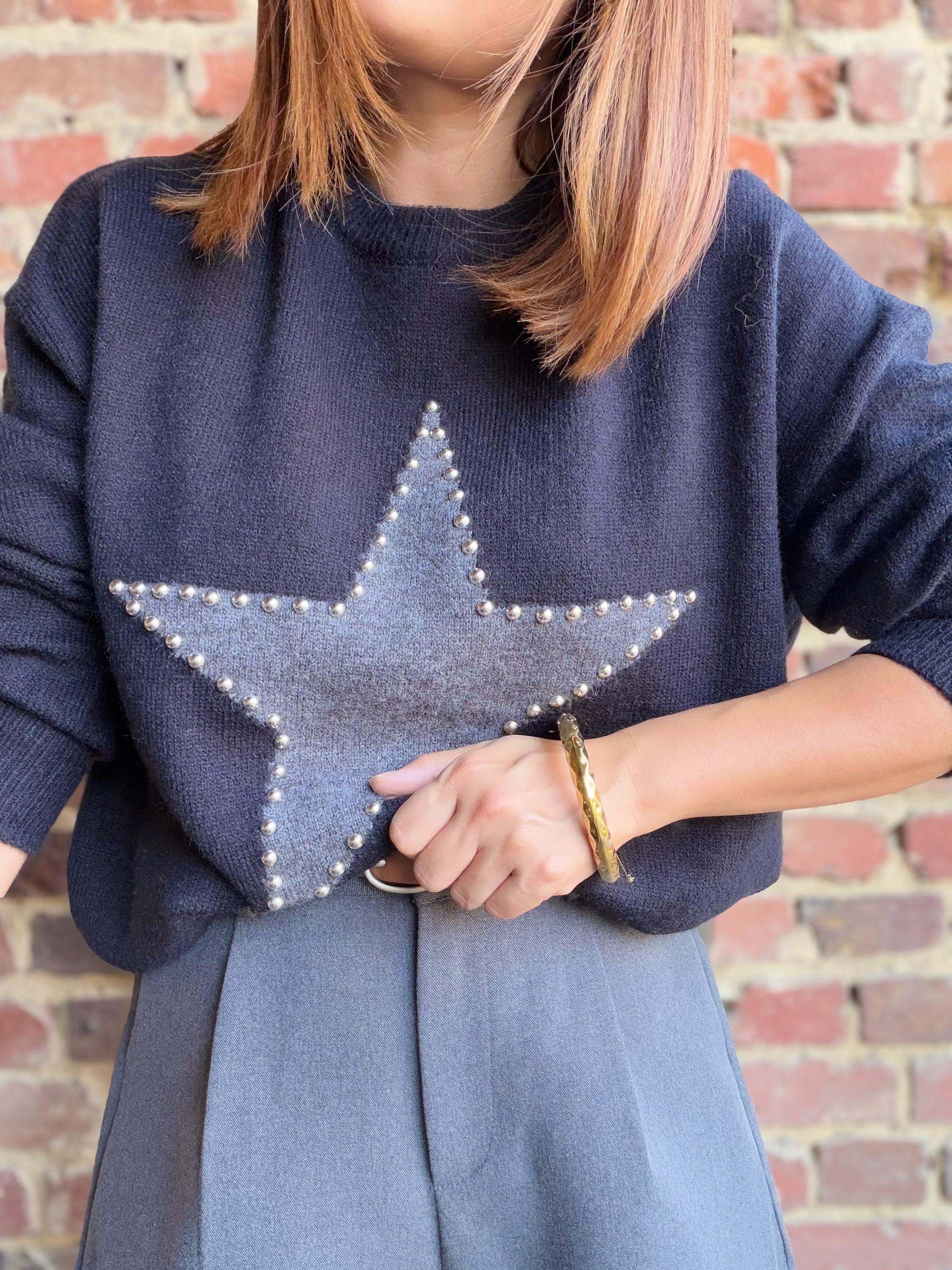 Pull noir motif étoile avec des clous gris