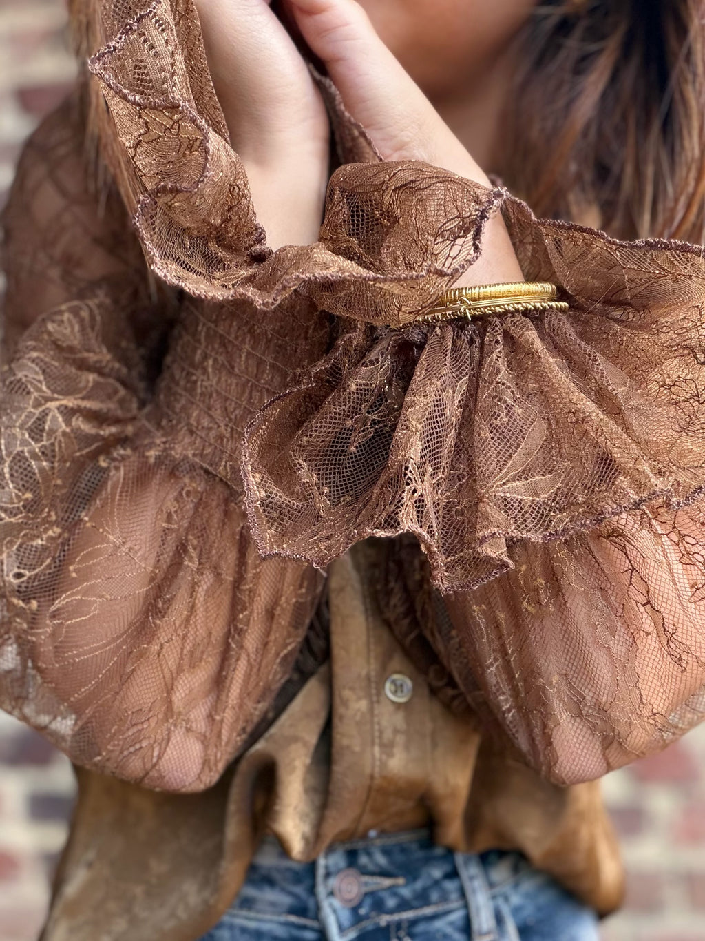 Blouse marron  à manches en dentelle