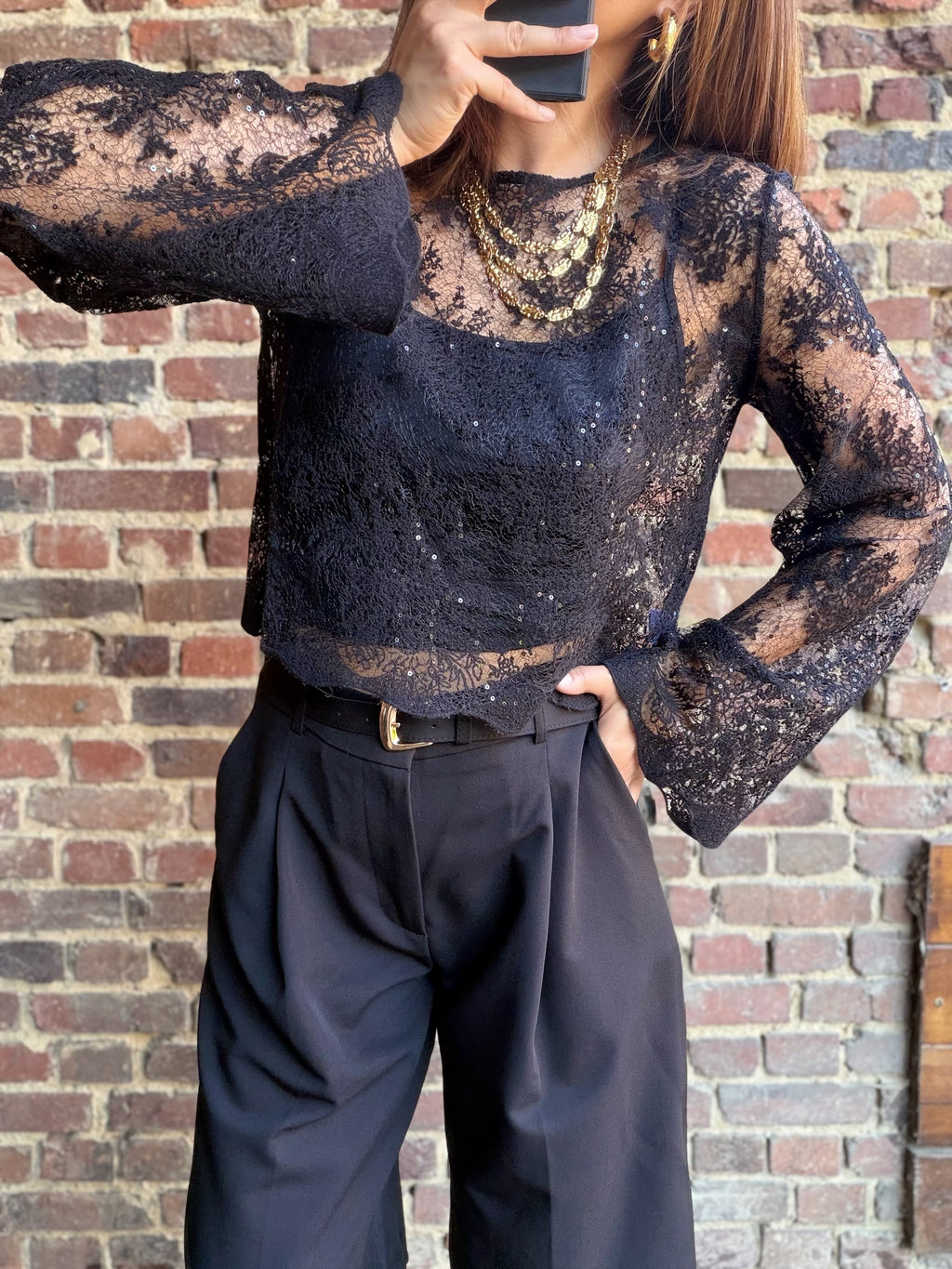 Blouse transparente noire à sequins