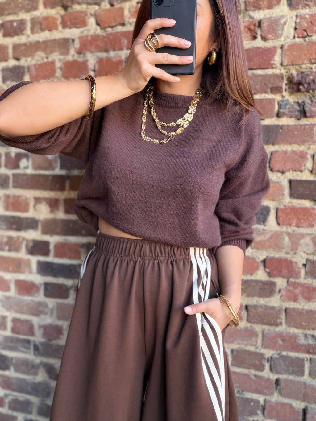 Pull bordeaux avec détail ouvert dans le dos