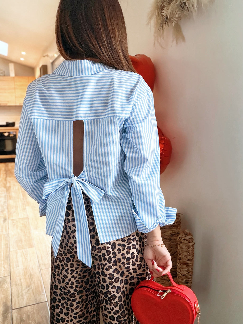 Chemisier bleu à nouer dans le dos