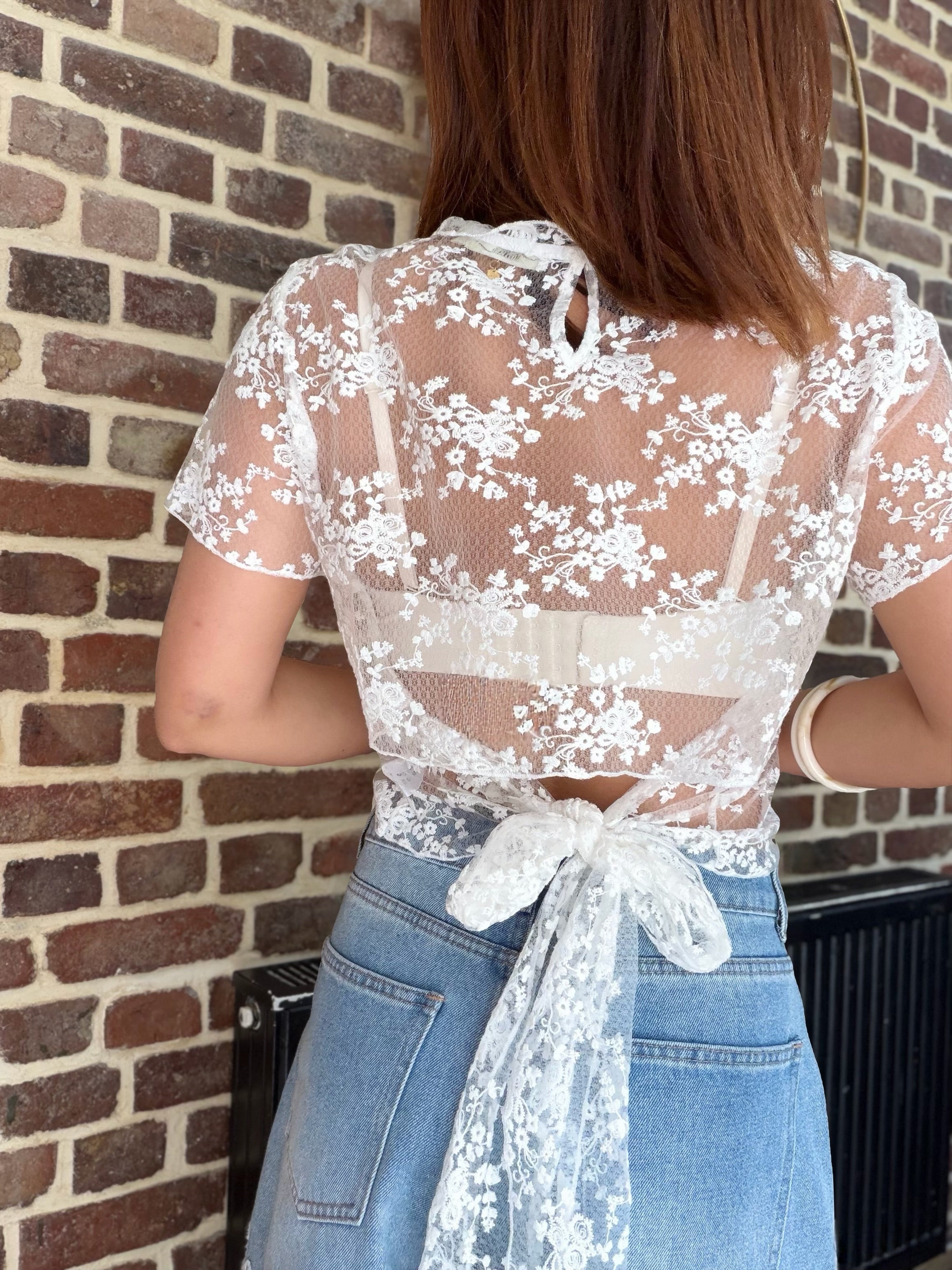 Top dentelle blanc nœud dans le dos