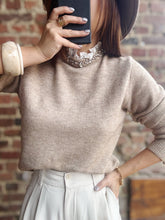 Charger l&#39;image dans la galerie, Pull taupe col strass
