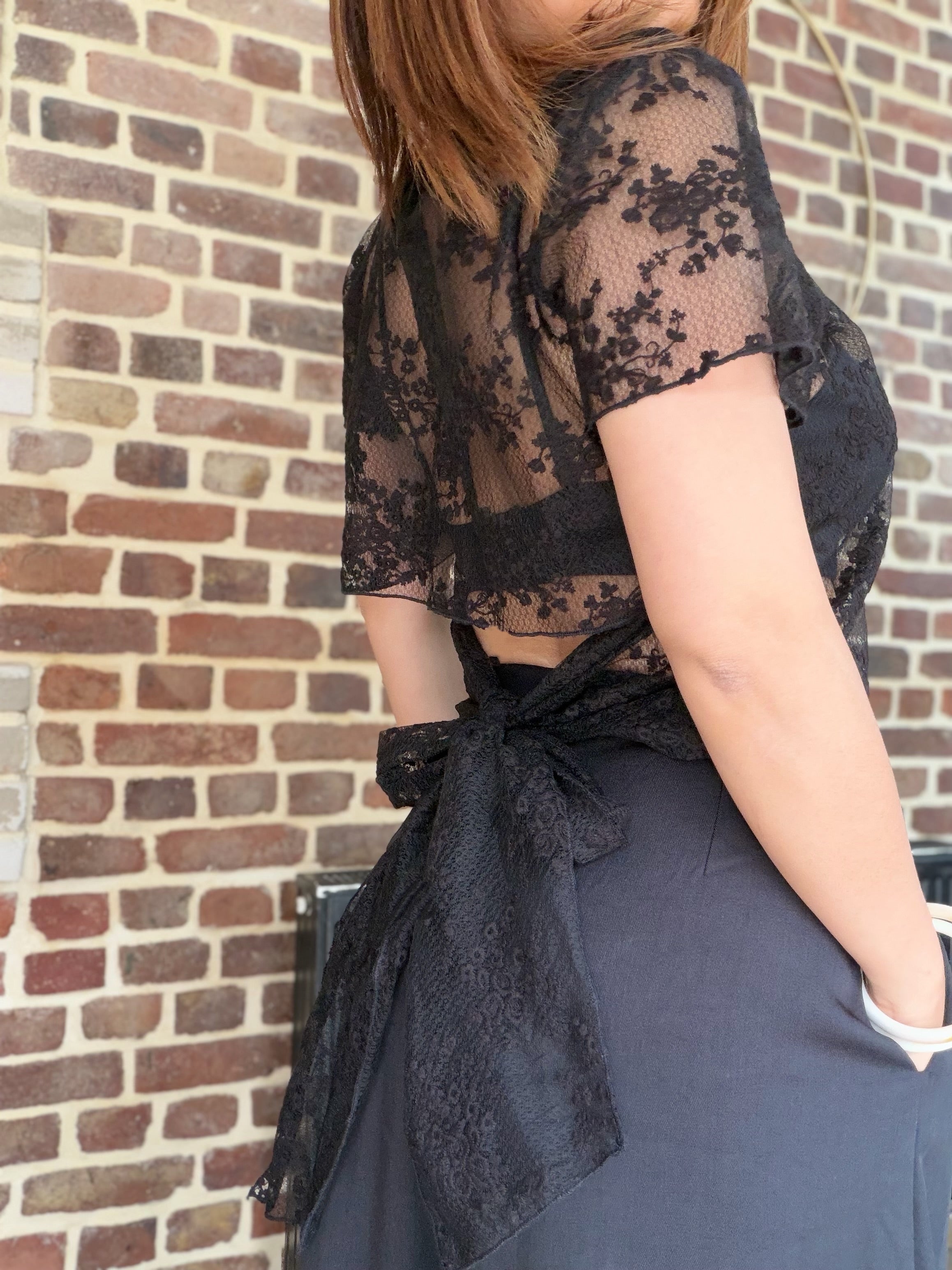 Top dentelle nœud dans le dos