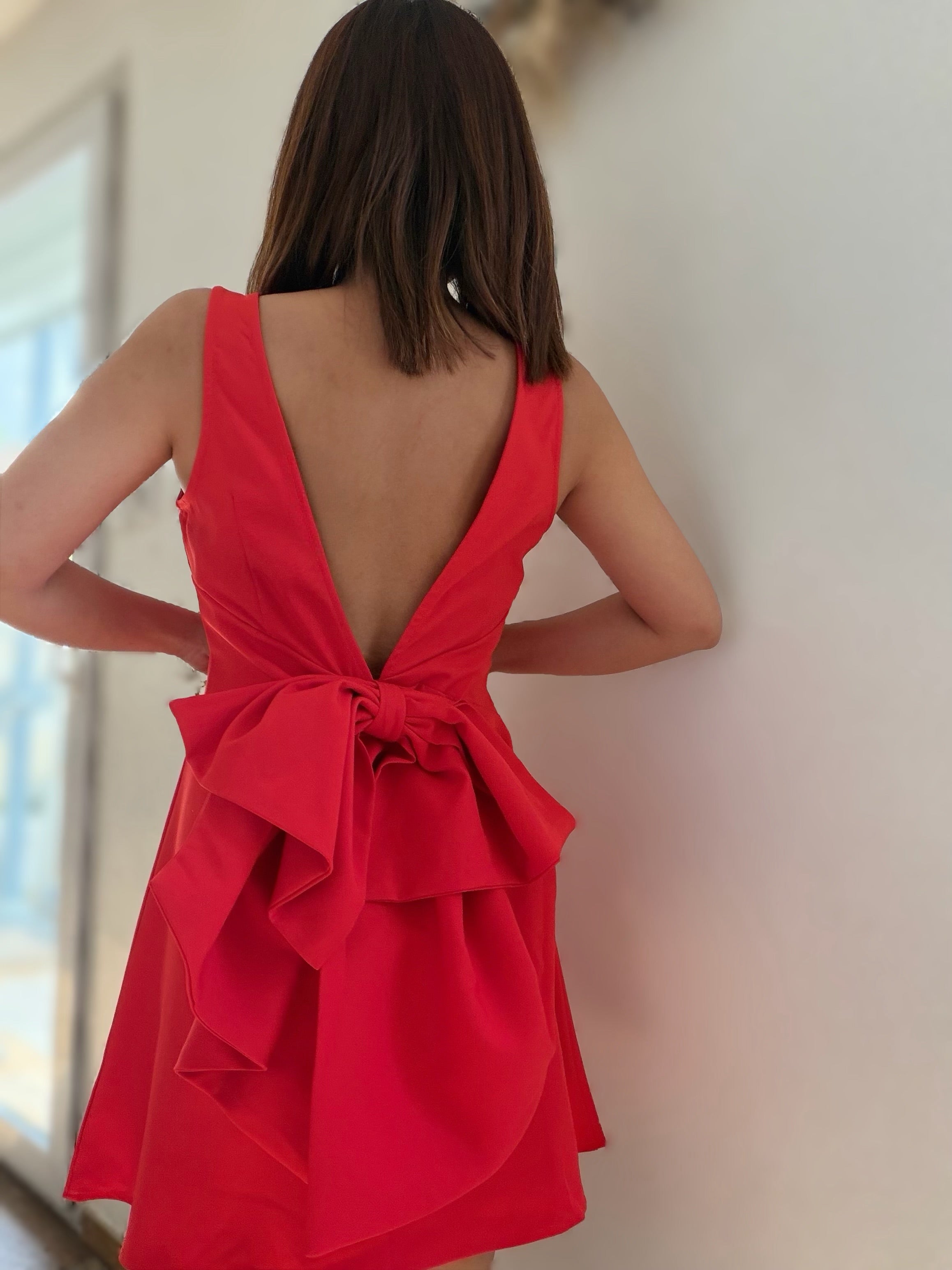 Robe rouge nouée