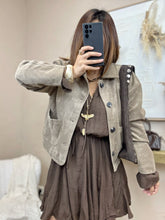 Charger l&#39;image dans la galerie, Veste taupe imitation daim
