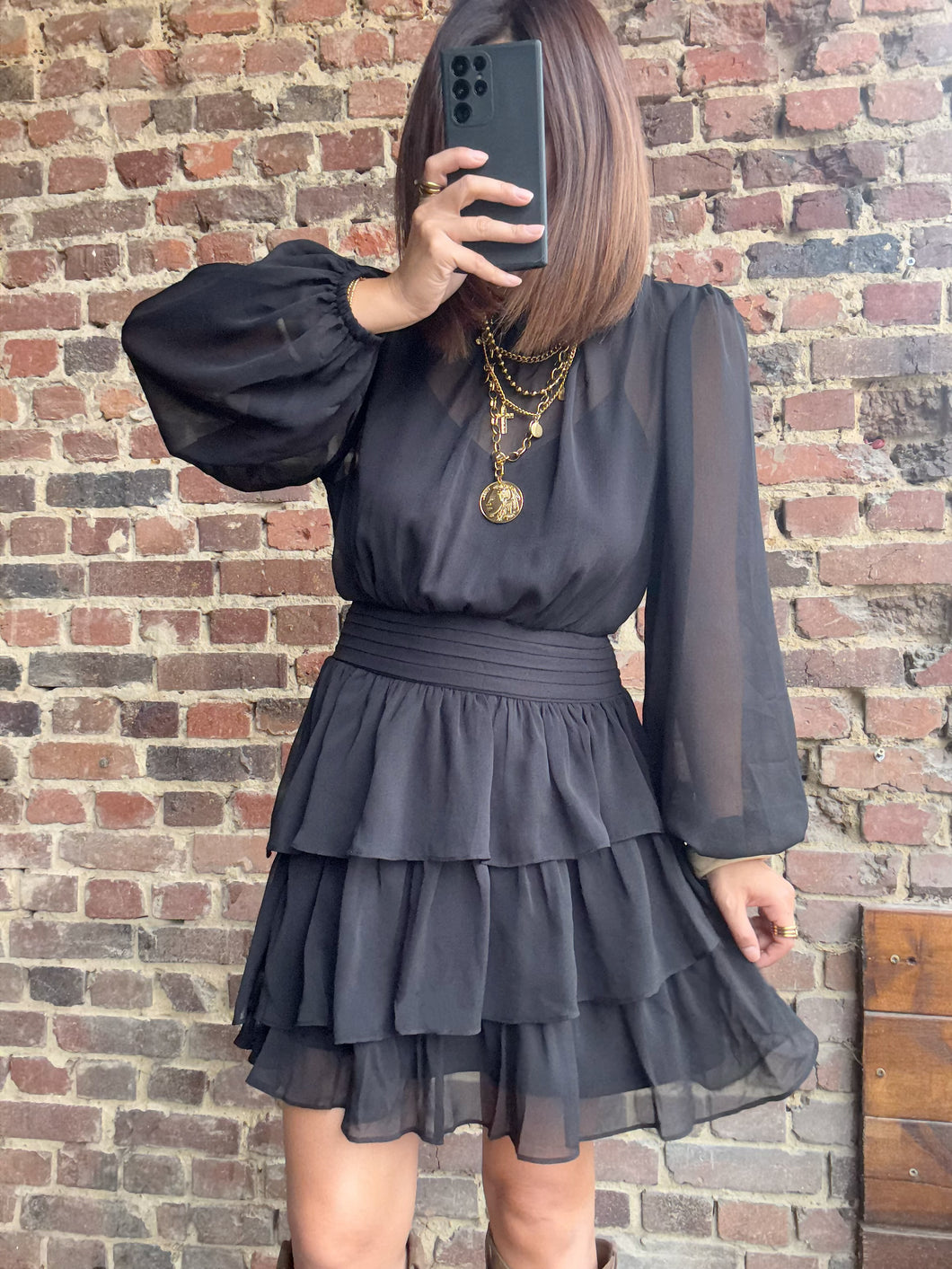 Robe noire à volants