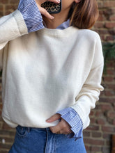 Charger l'image dans la galerie, Pull blanc avec détails chemise
