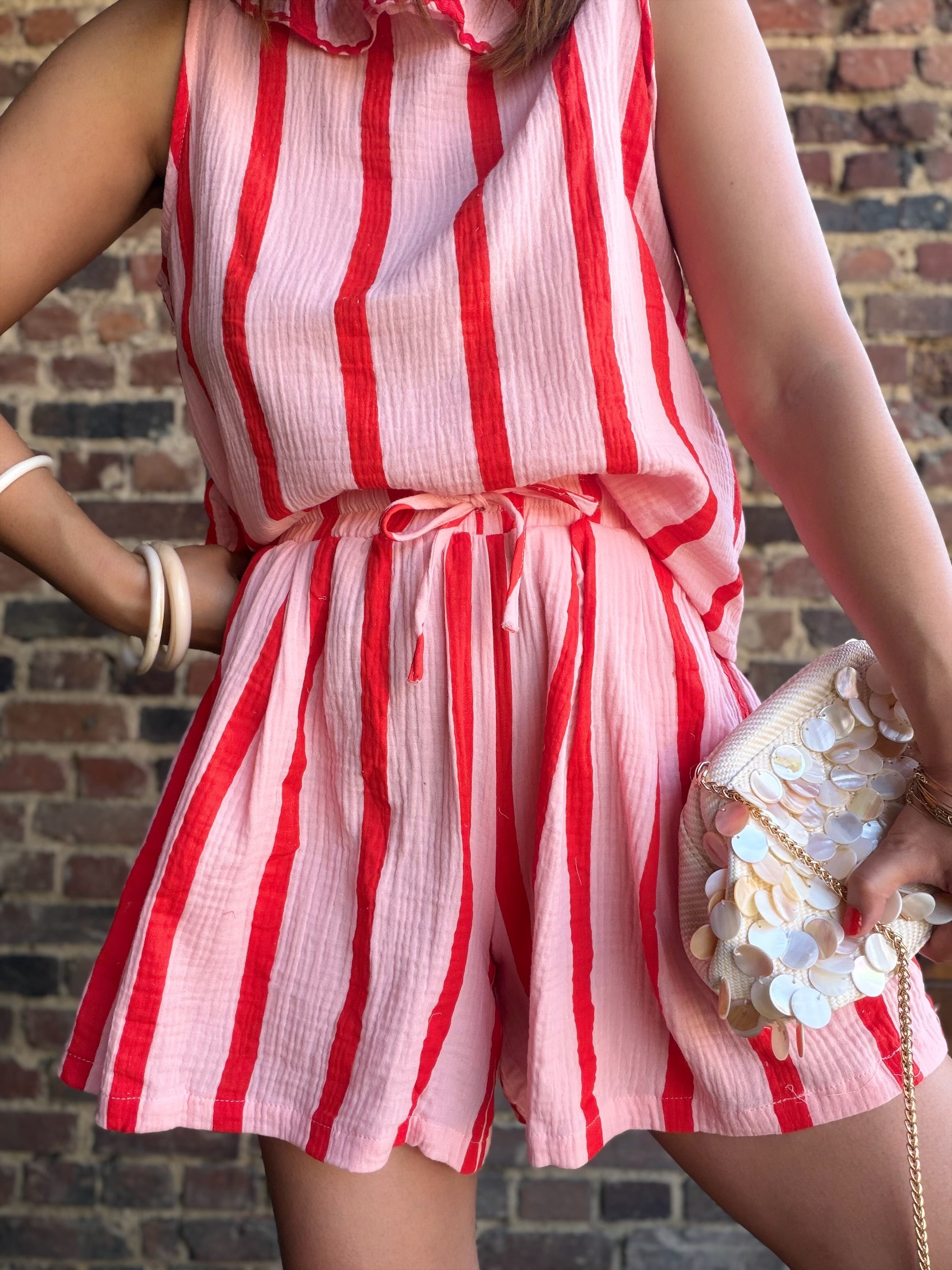 Short rayé rouge et rose