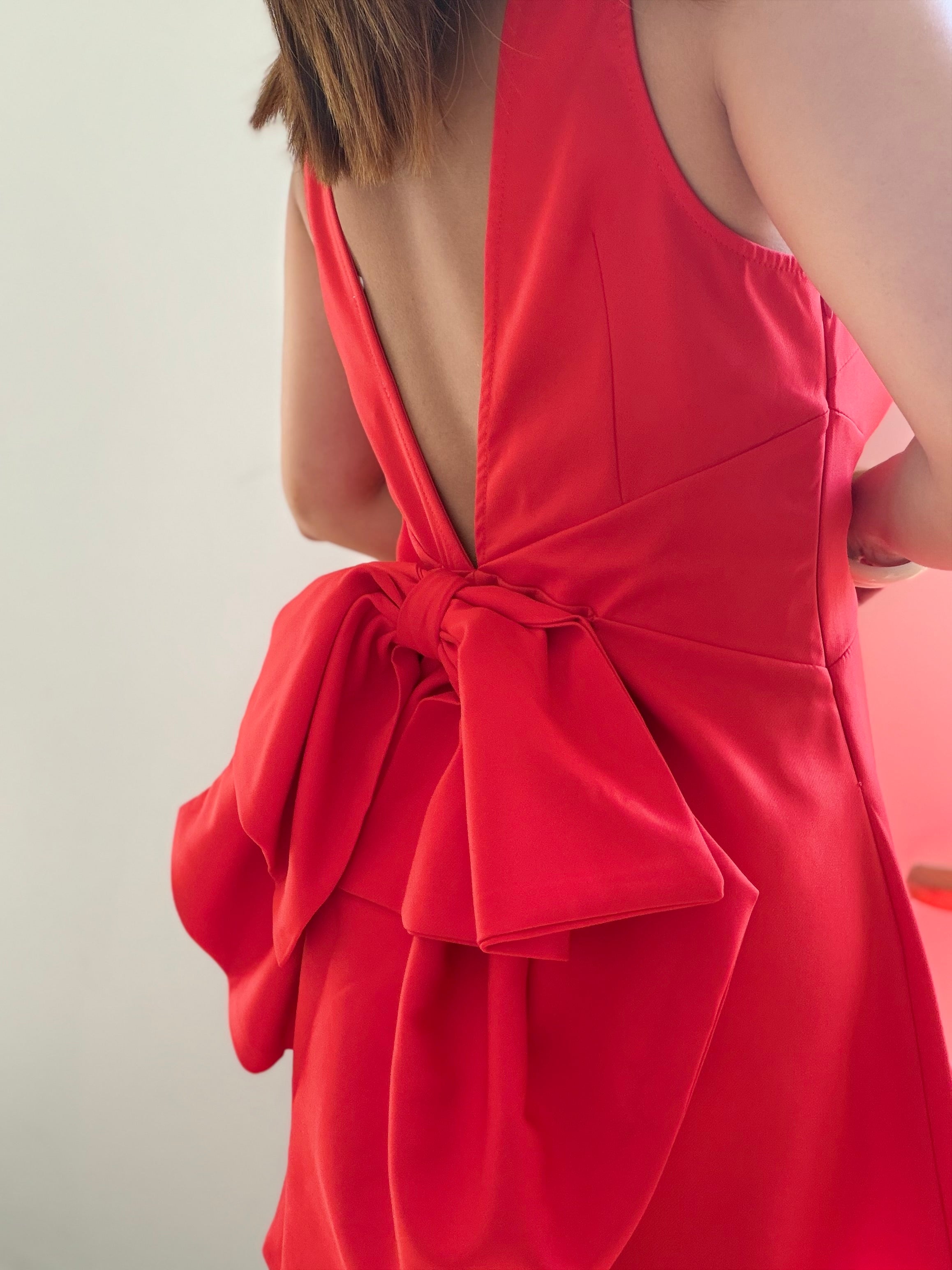 Robe rouge nouée