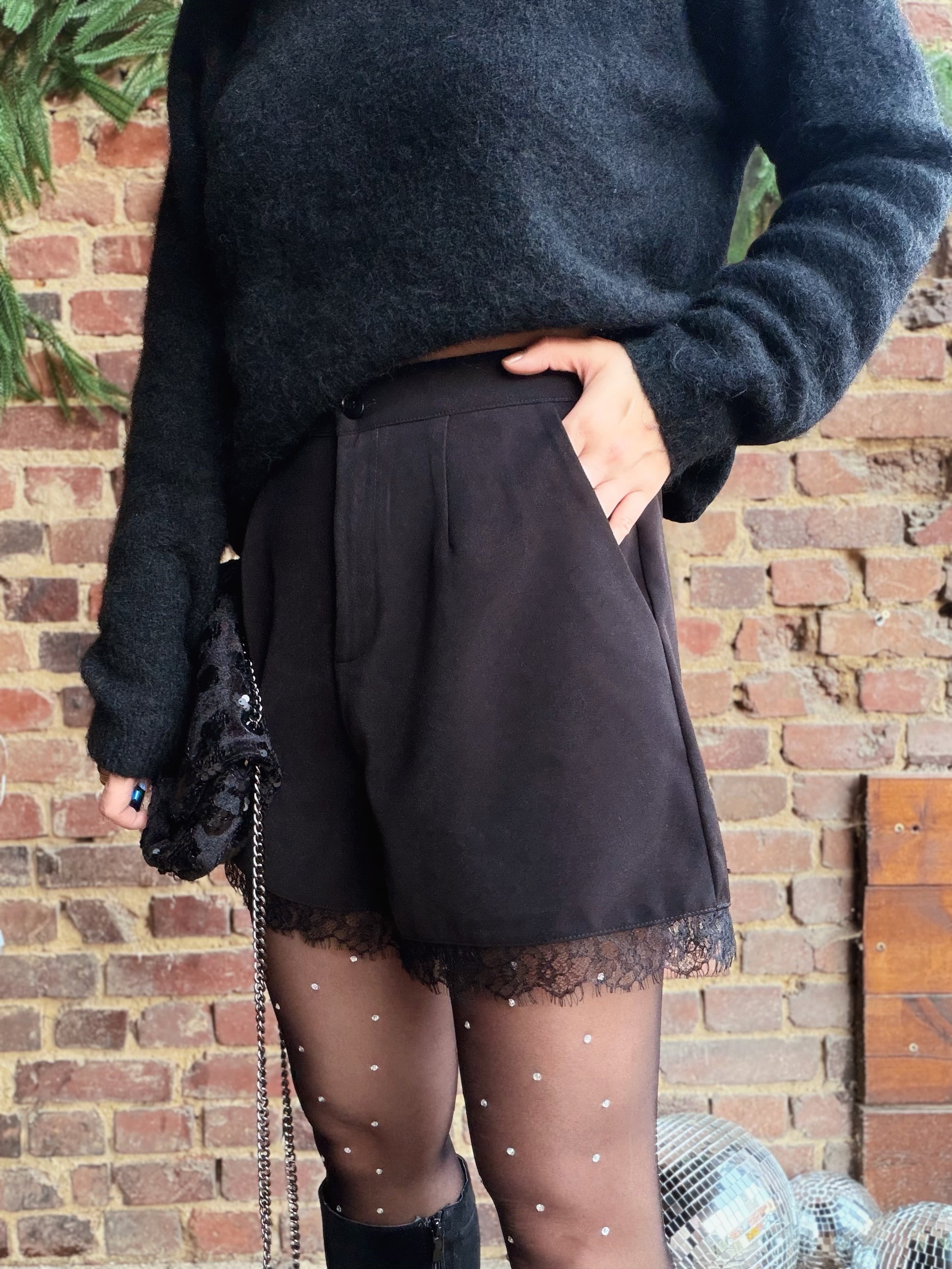 Short noir effet dentelle