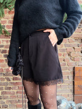 Charger l'image dans la galerie, Short noir effet dentelle

