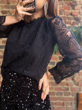 Charger l&#39;image dans la galerie, Blouse transparente noire effet dentelle
