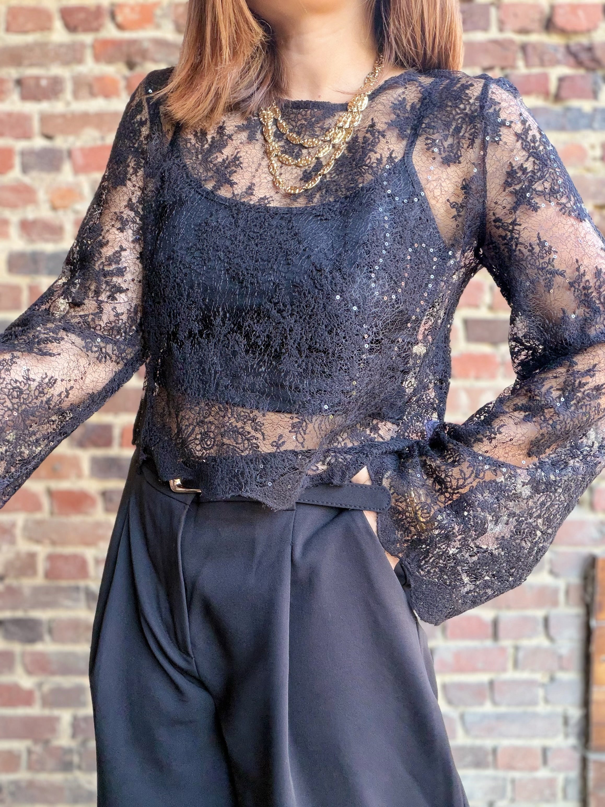 Blouse transparente noire à sequins