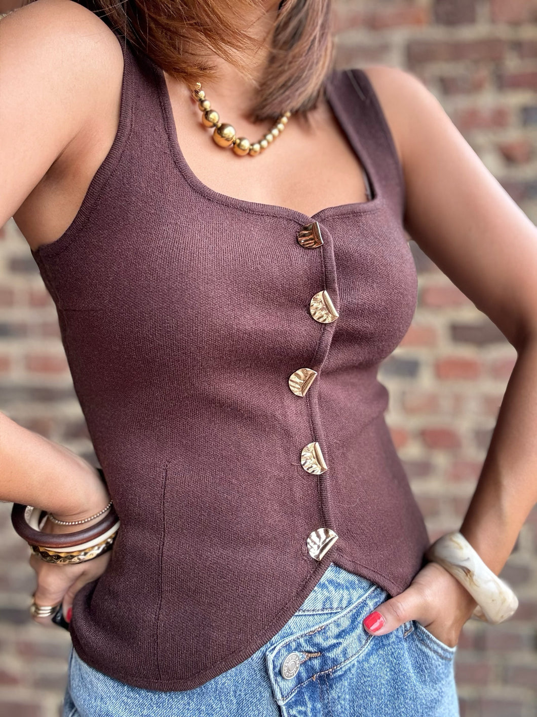 Top choco avec des boutons dorés