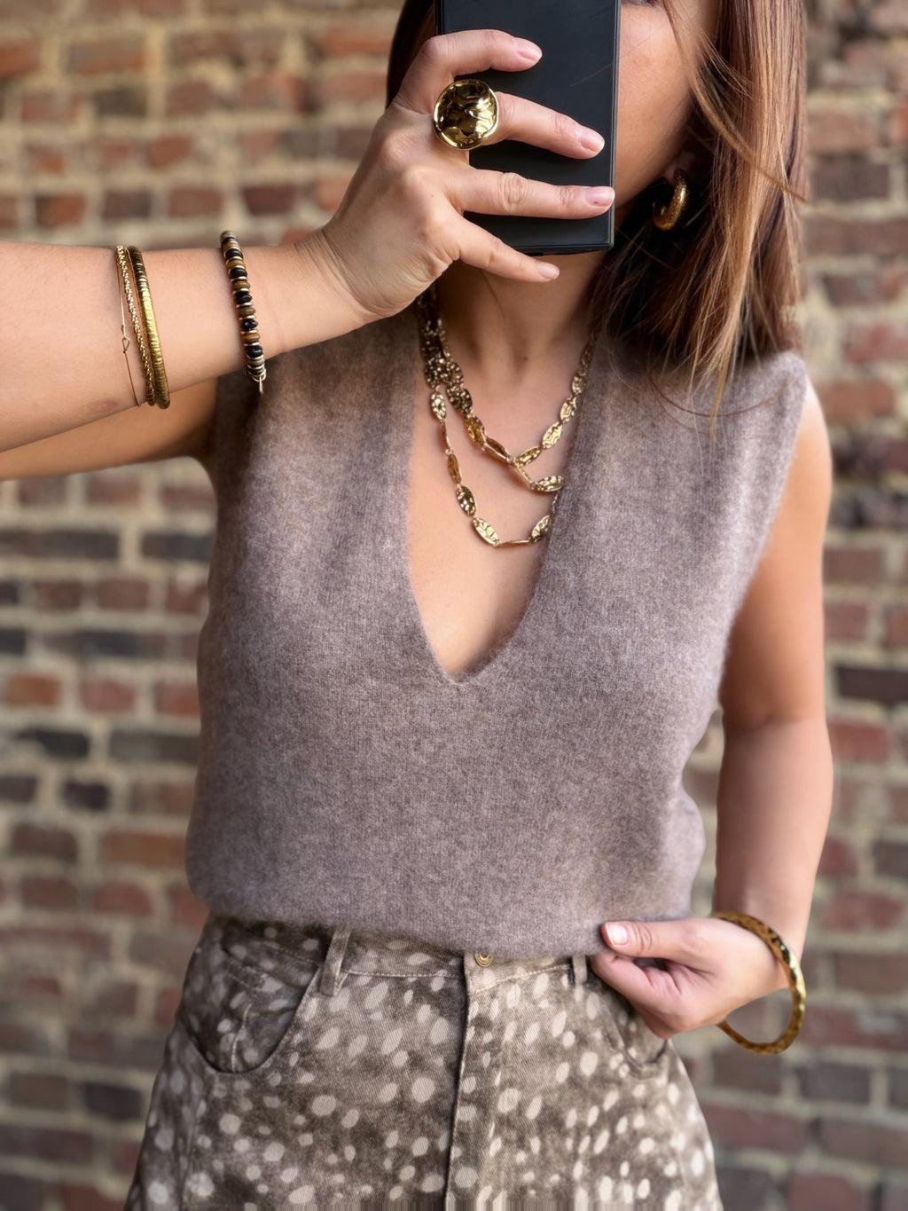 Pull taupe sans manches col V