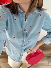 Charger l'image dans la galerie, Chemise jean cœurs rouges

