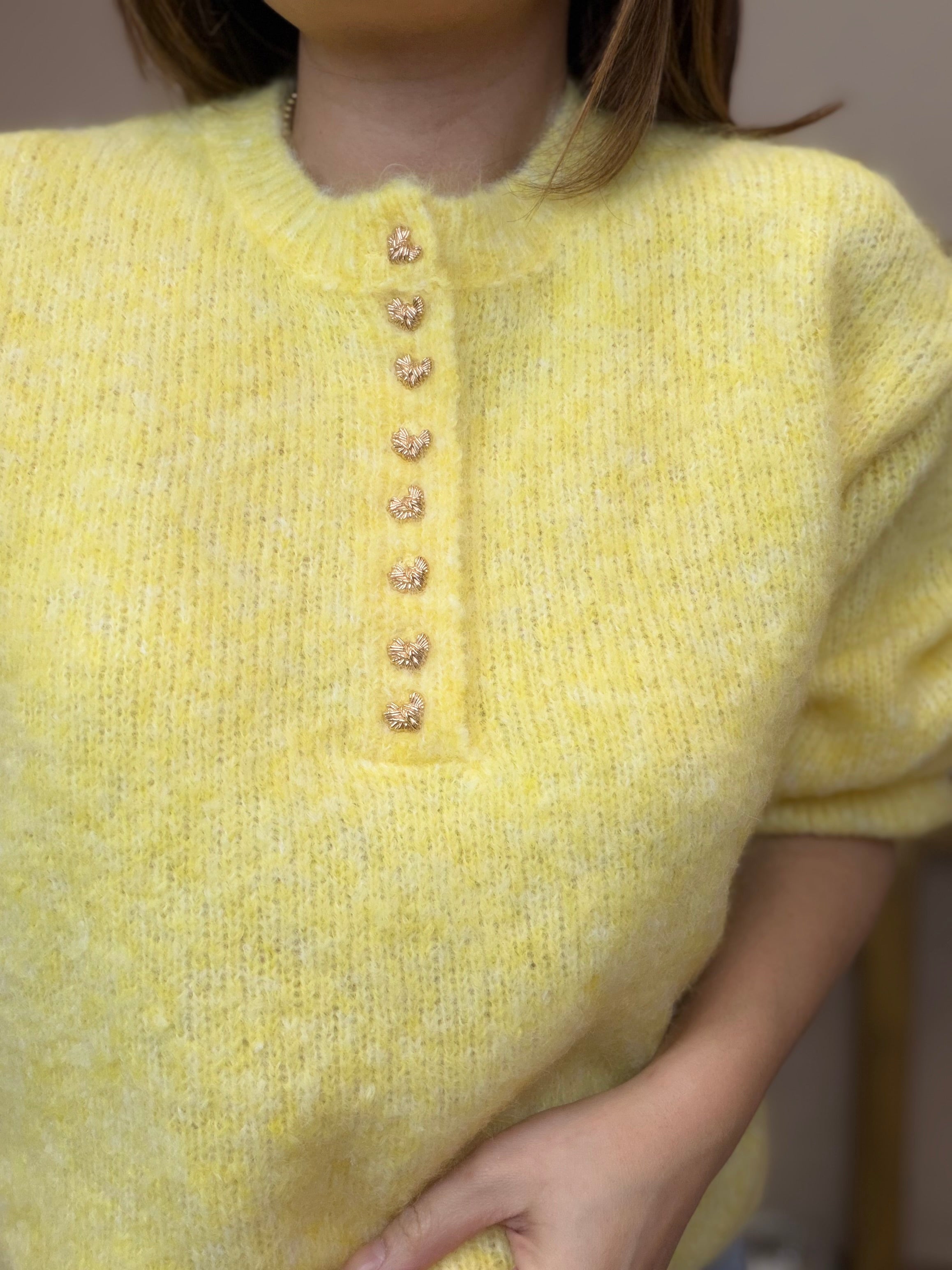 Pull jaune boutons coeurs