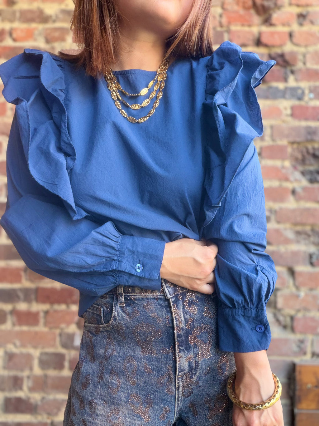 Blouse bleue unie à volants