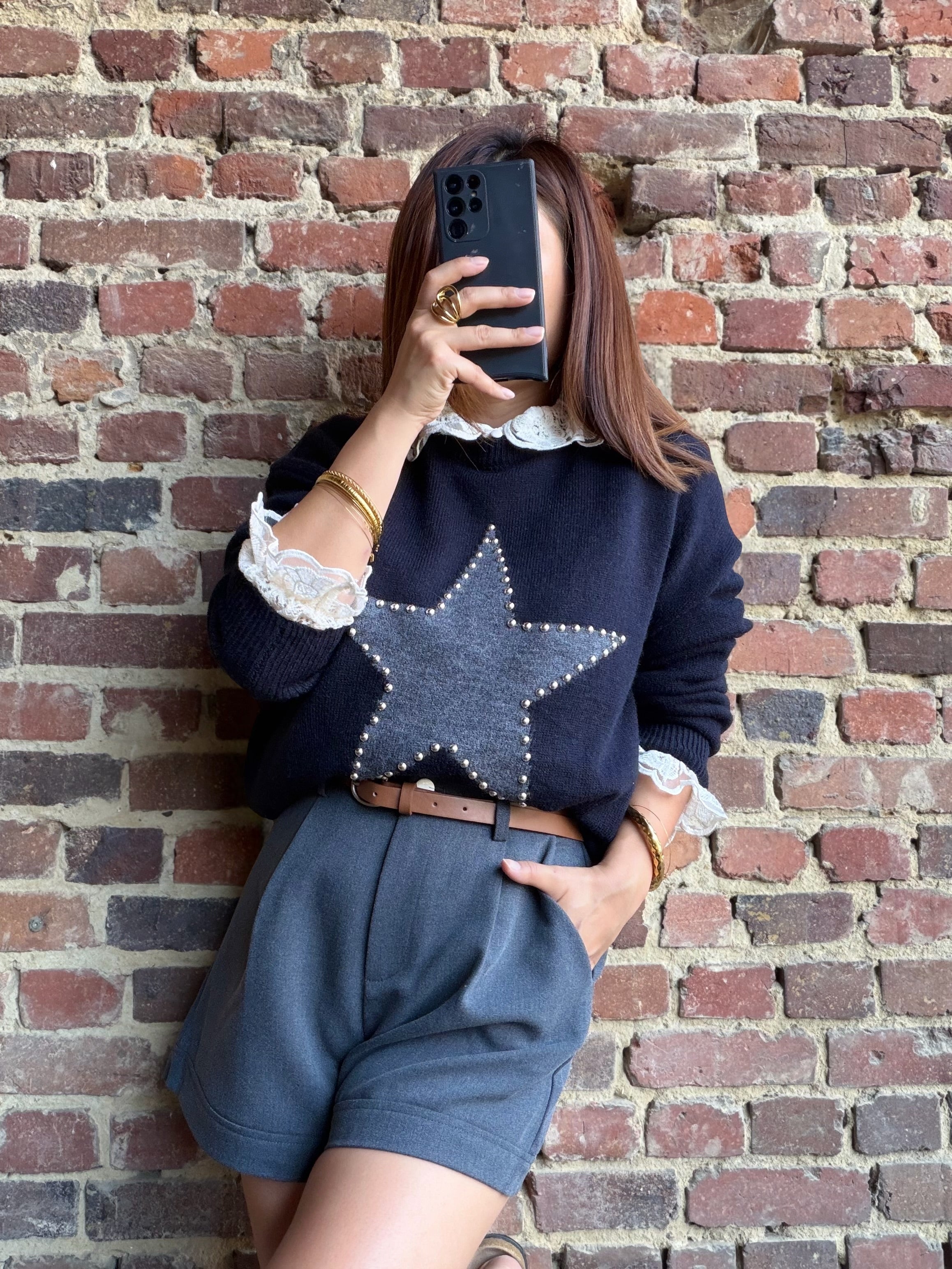 Pull noir motif étoile avec des clous gris