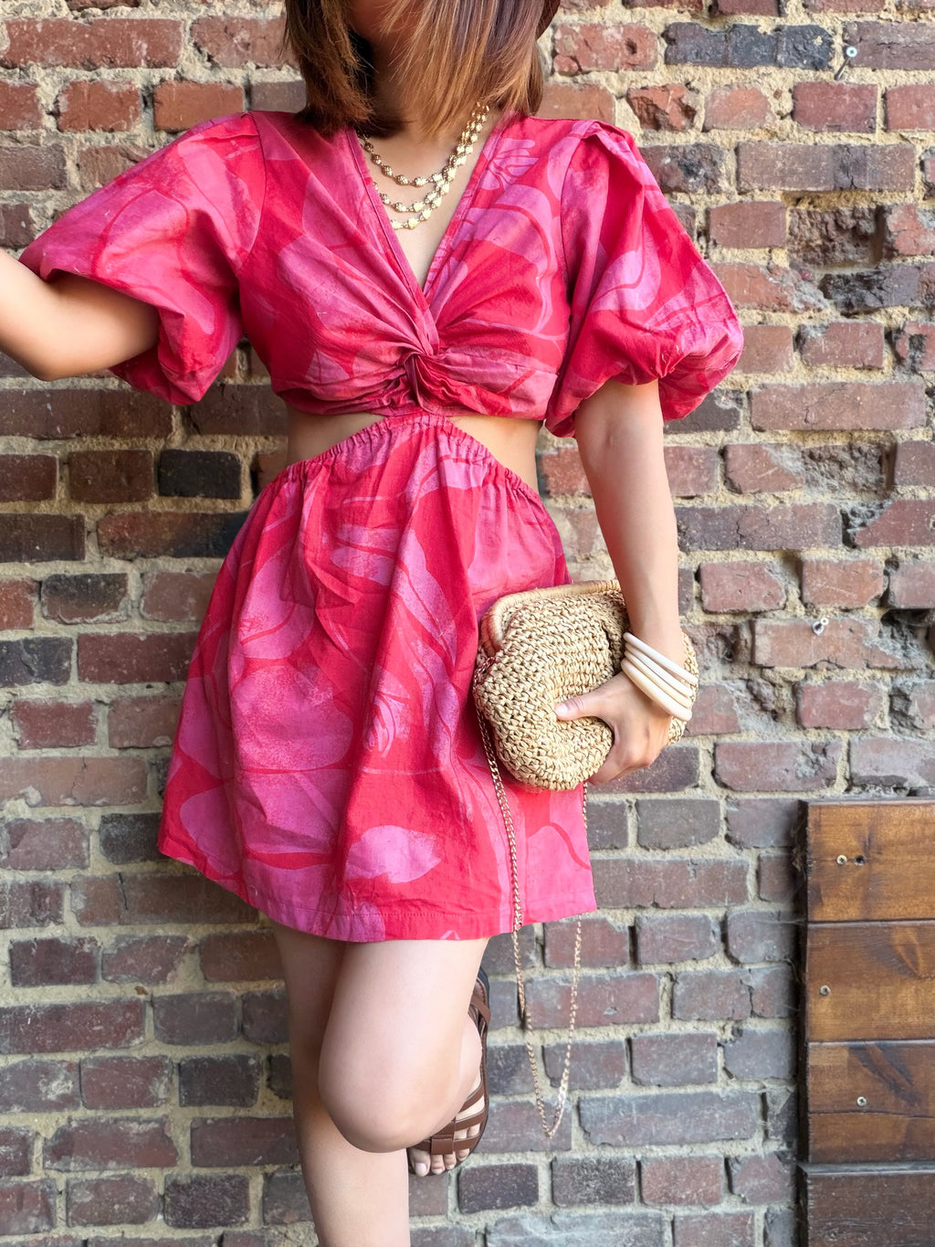Robe rouge nœud à l’avant ouverte sur les hanches