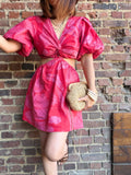 Robe rouge nœud à l’avant ouverte sur les hanches