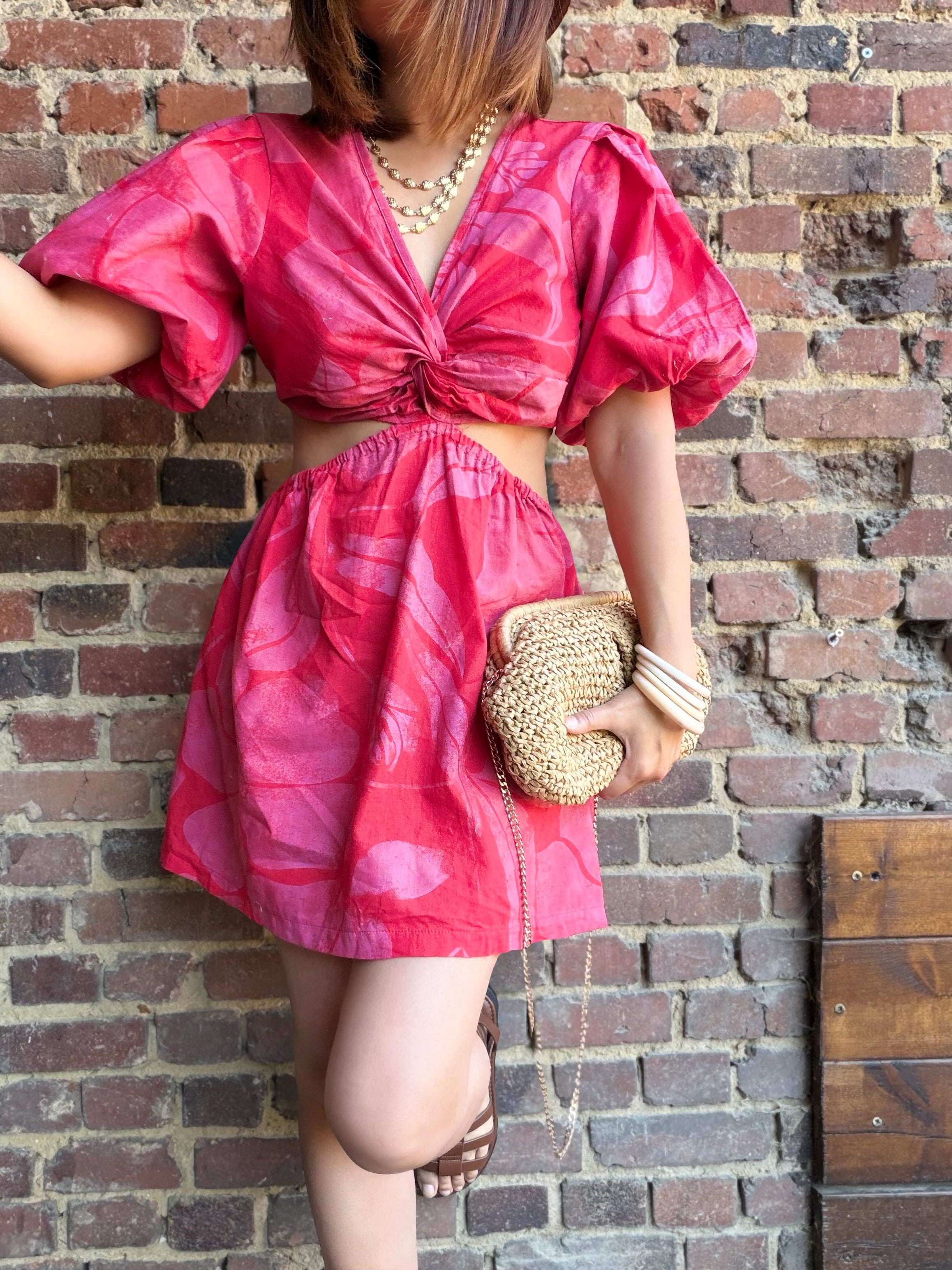 Robe rouge nœud à l’avant ouverte sur les hanches