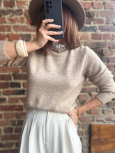 Charger l&#39;image dans la galerie, Pull taupe col strass
