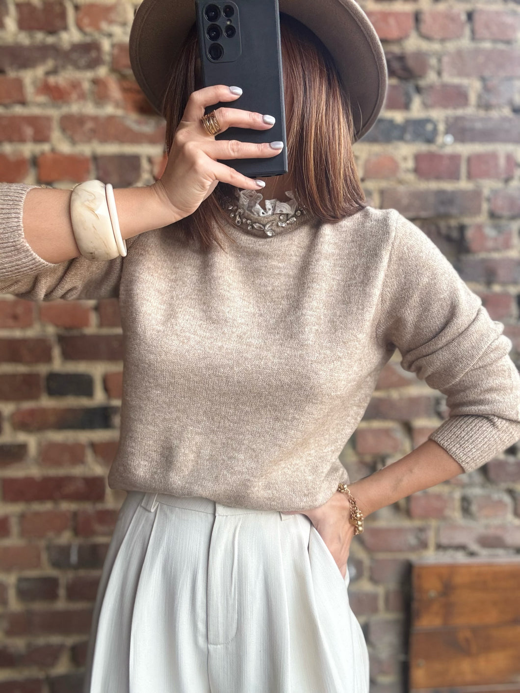 Pull taupe col strass