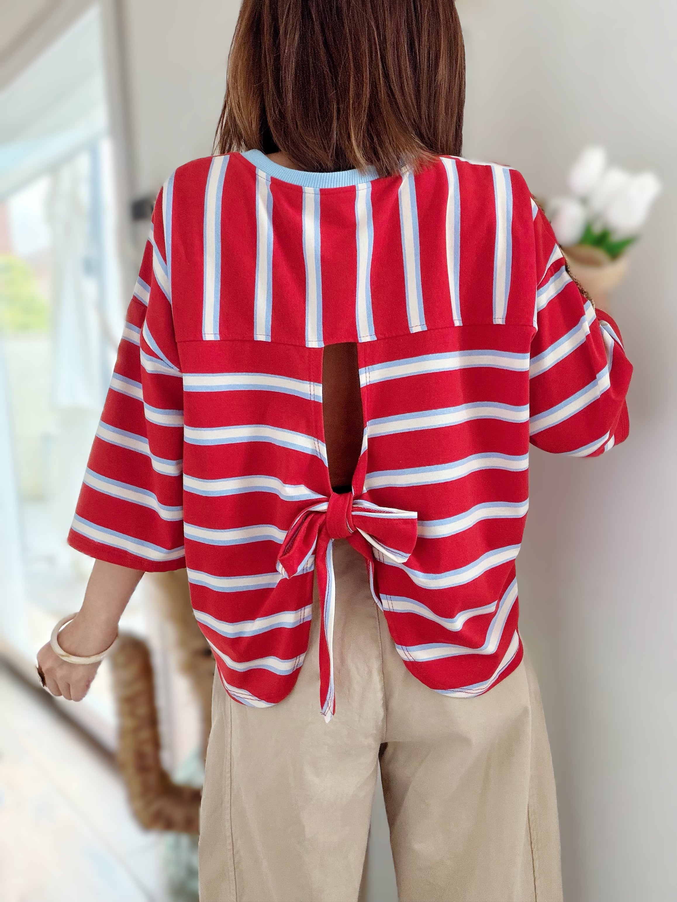 T-shirt rouge  à rayures bleu ciel et blanc