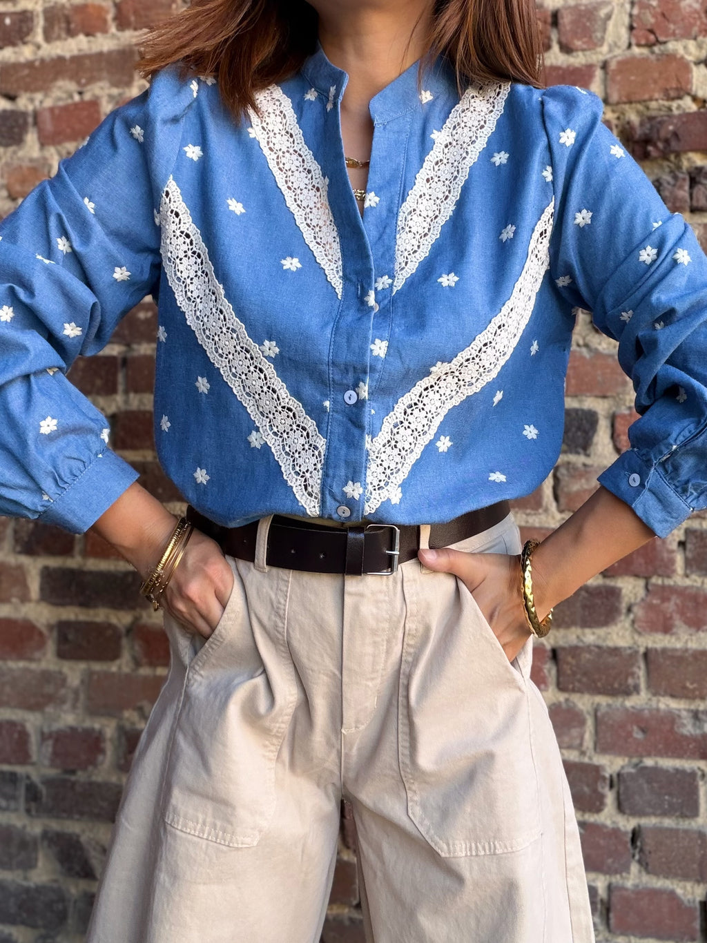 Chemise bleue brodée fleurs