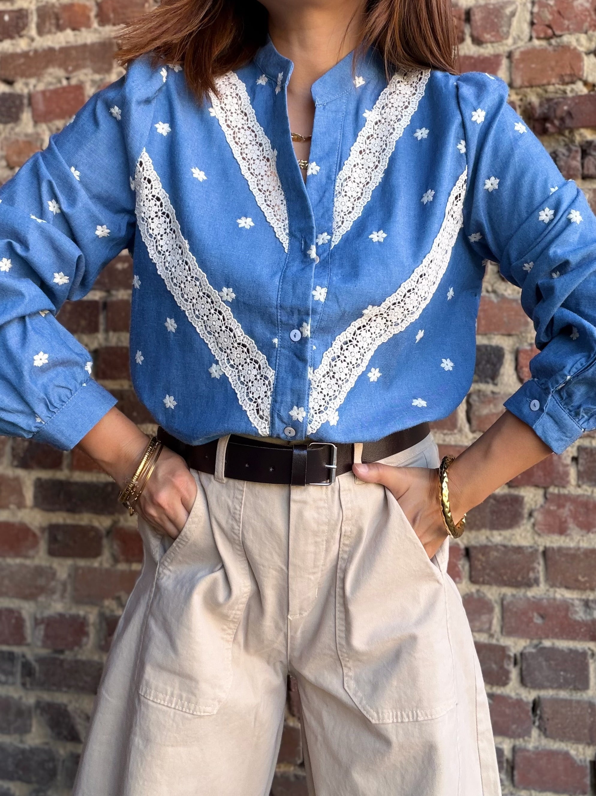 Chemise bleue brodée fleurs