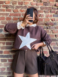 Pull choco motif étoile avec des clous gris « Chemisier d’intérieur non compris. »