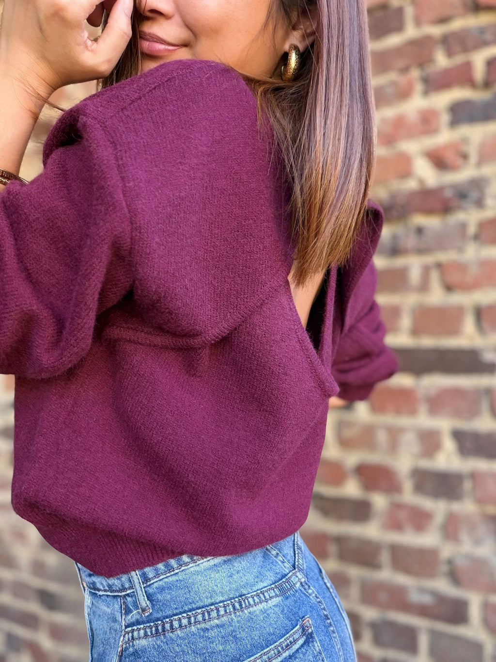 Pull bordeaux avec détail ouvert dans le dos
