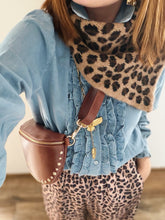 Charger l'image dans la galerie, Écharpe léopard triangle

