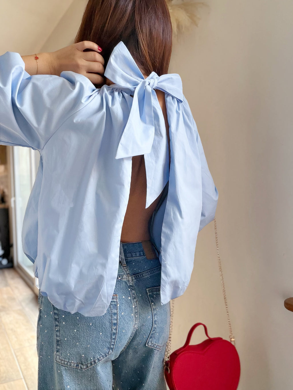Blouse bleue à noeud
