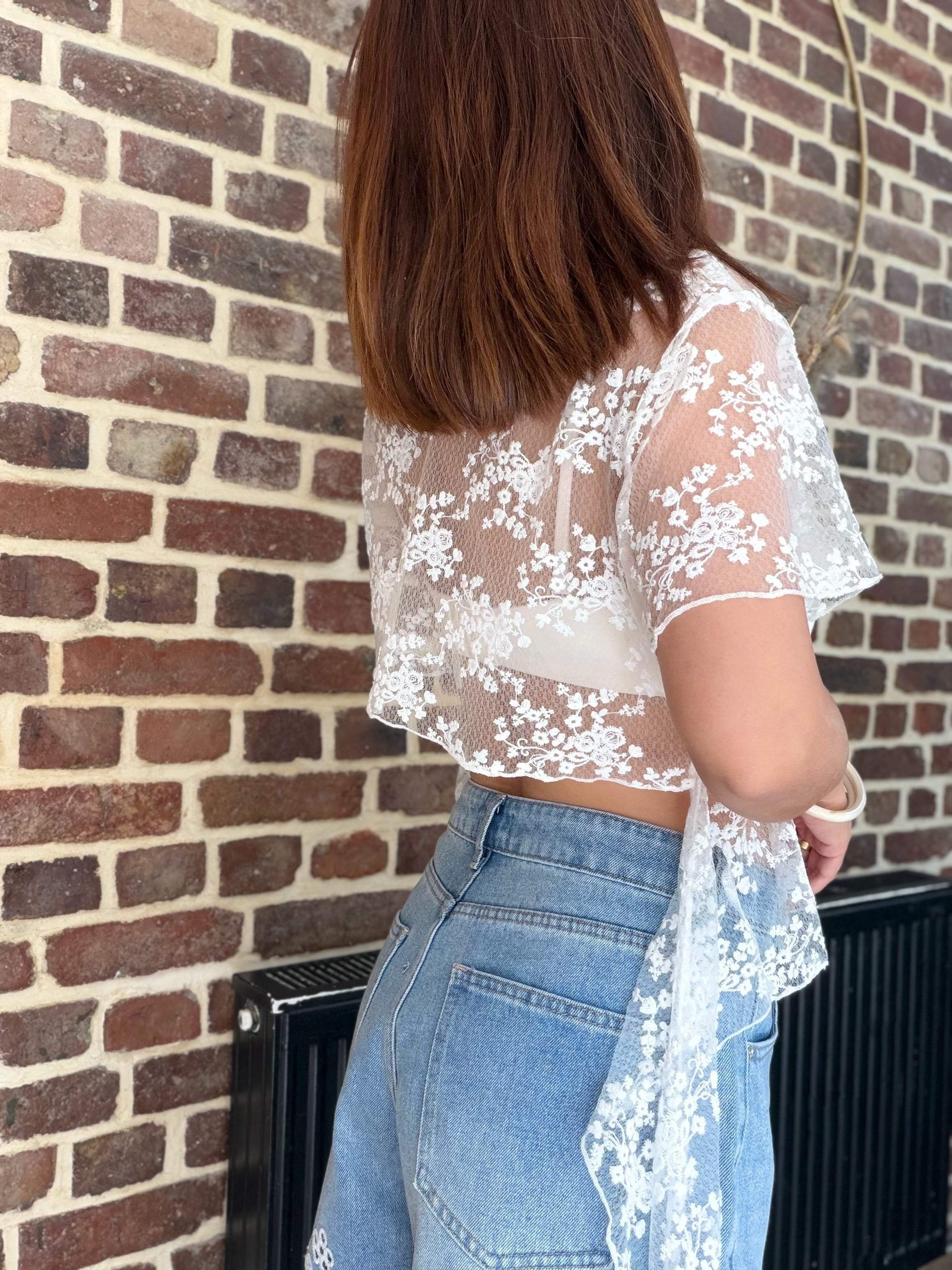 Top dentelle blanc nœud dans le dos