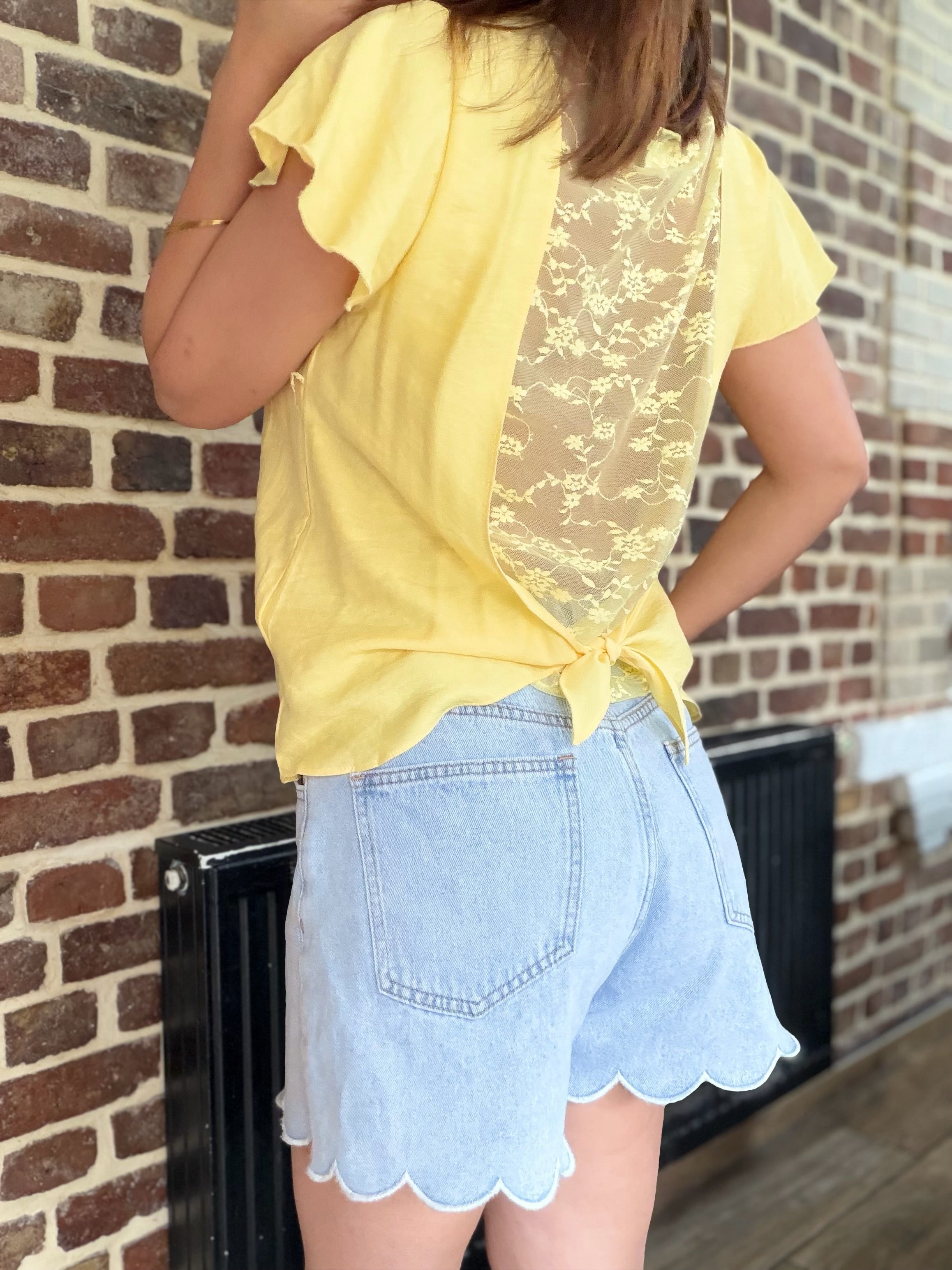Haut jaune dos dentelle et noué