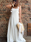 Robe longue blanche à bretelles et fleurs