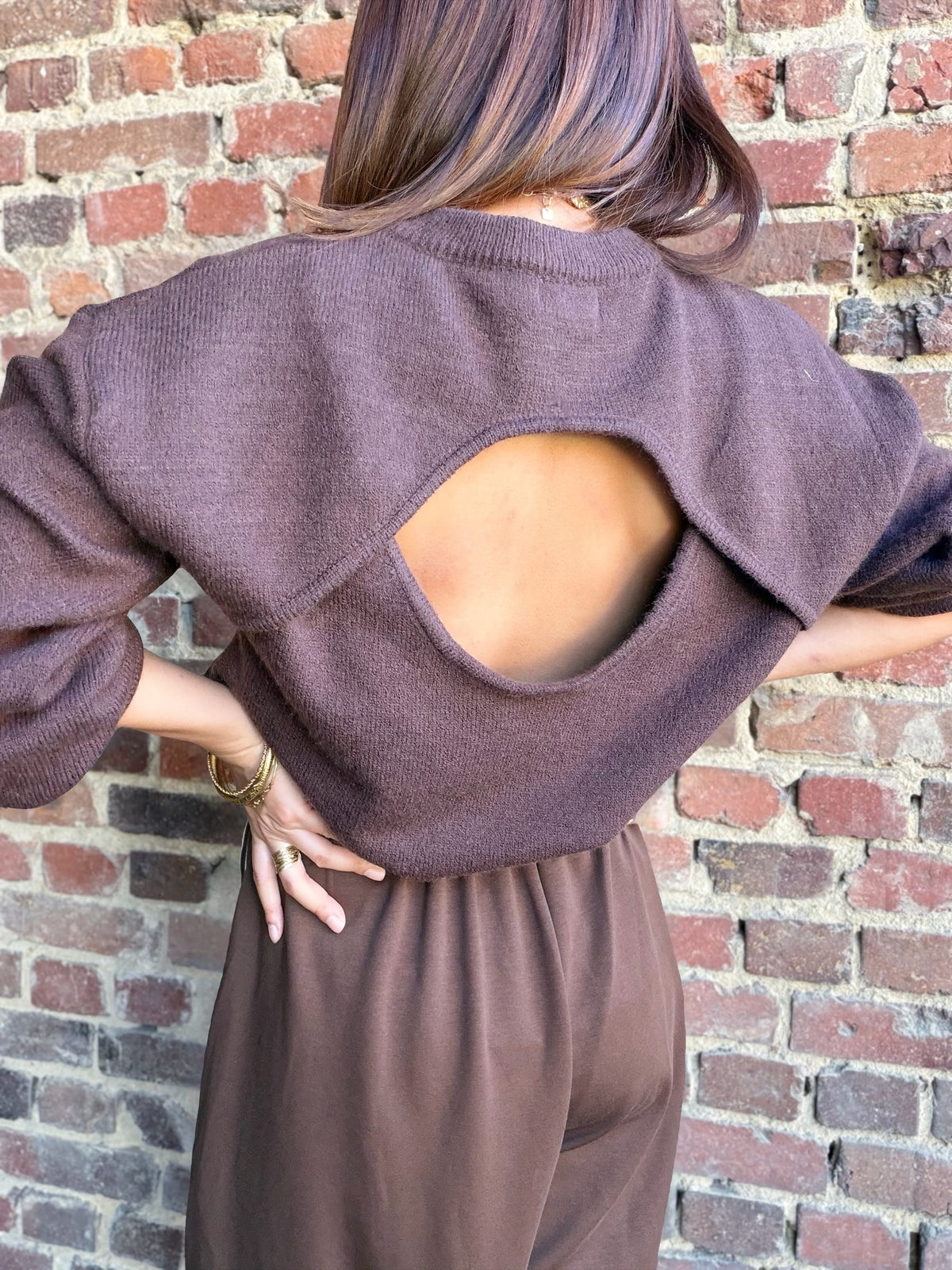 Pull bordeaux avec détail ouvert dans le dos
