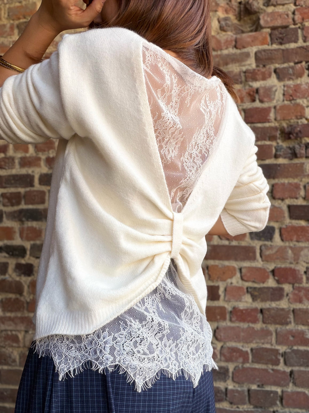 Pull écru avec dos en dentelle