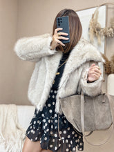Charger l&#39;image dans la galerie, Manteau fausse fourrure beige
