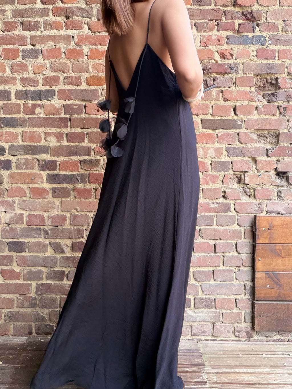 Robe longue noire  à bretelles et fleurs